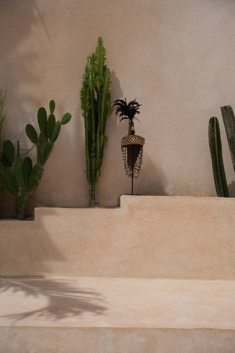 The Shell Hat on Stand - Natural Black