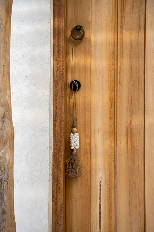 De Cowrie en Raffia Hangdecoratie